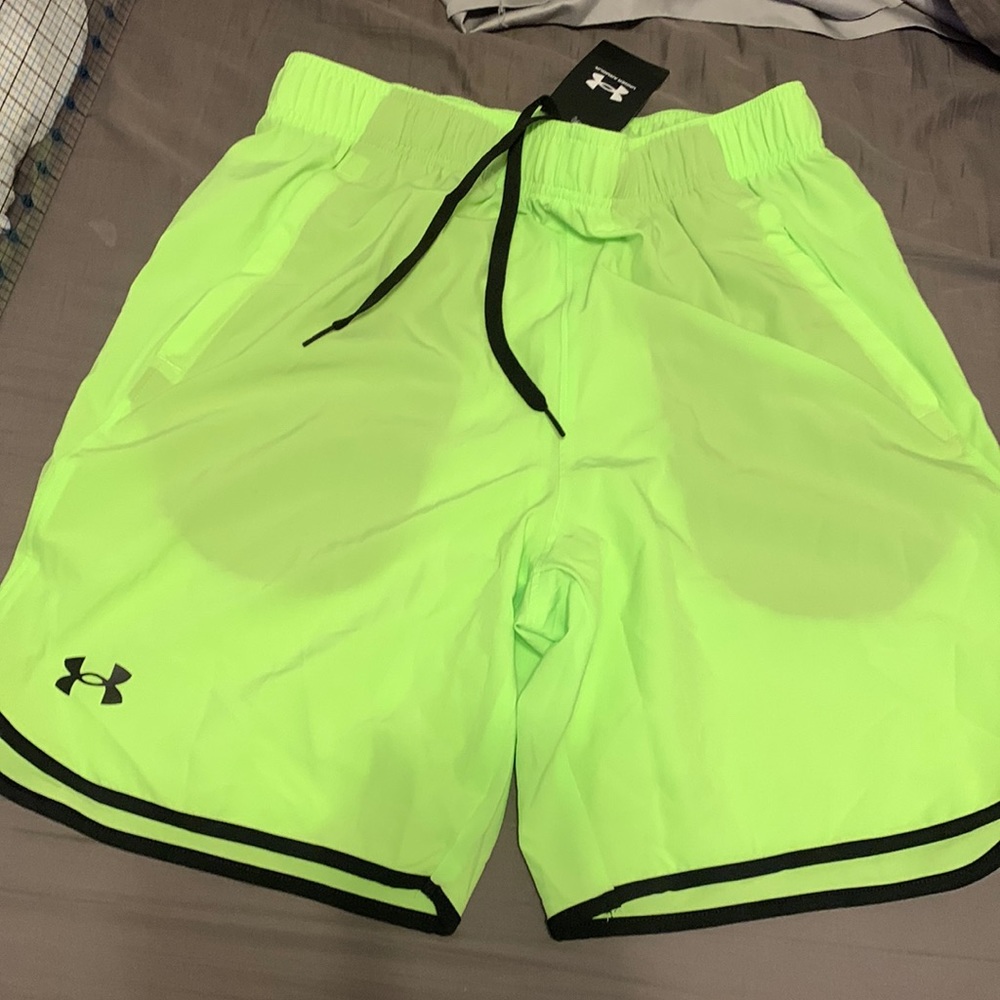 UA UNDER AMOUR MENS ATHLETIC SHORTS NEON GREEN. MEDIUM NWT